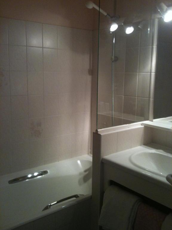 Hôtel des Voyageurs Saint-Chély-dʼAubrac Quarto foto